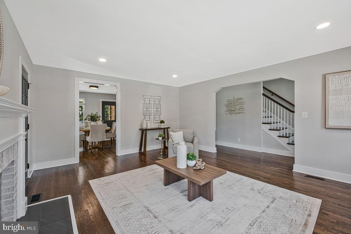 NORTH WOODRIDGE - Residential