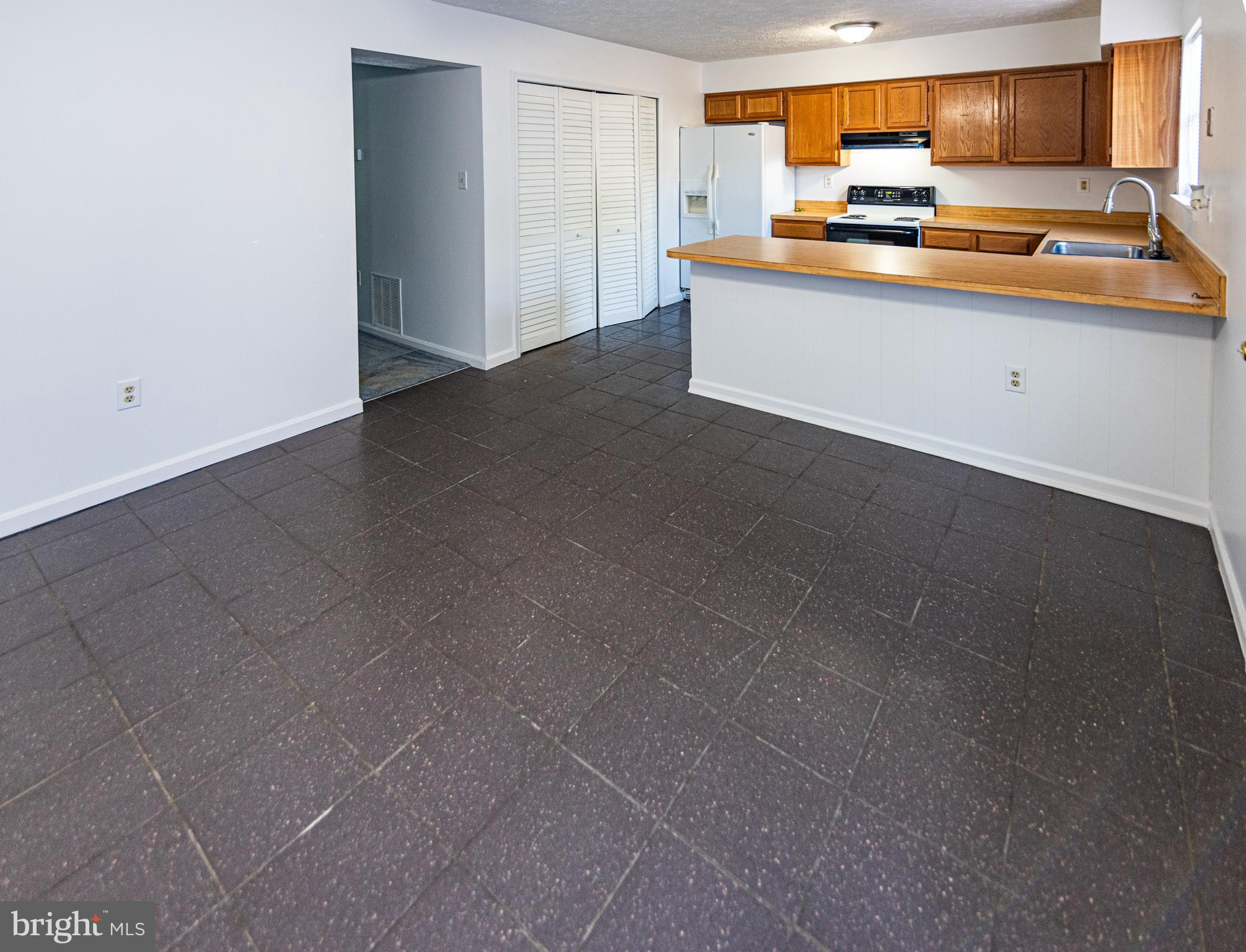 ST CHARLES HAMPSHIRE - Residential