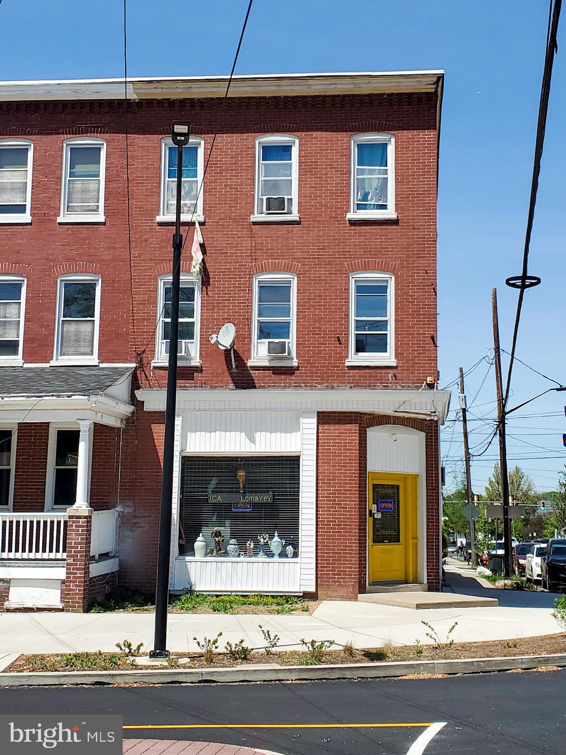 Main image without alt text