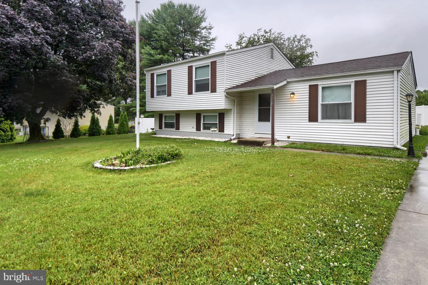 1520 MEADOWCREST COURT