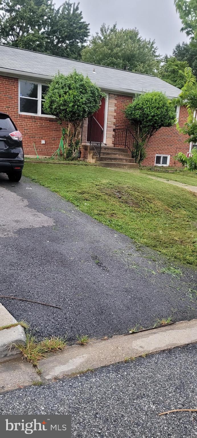 NICE HOUSE WITH DRIVEWAY, WOOD FLOORS, HUGE BACKYARD,HUGE BASEMENT WITH HUGE ROOMS AND MORE.CLOSE TO MAJOR HIGHWAYS, SHOPPING CENTERS AND DOWN TOWN DC. GOOD RENTAL HISTORY A PLUS.
