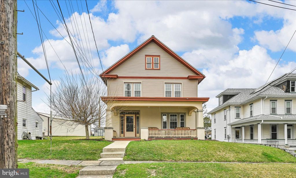 Photo of 301 E Meadow Valley Road, LITITZ, PA 17543 (MLS # PALA2084910)