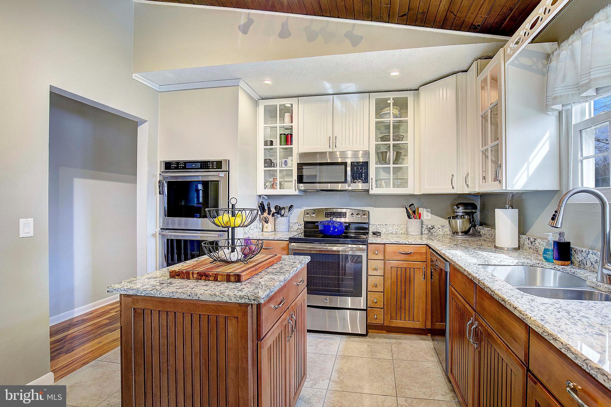 TOWERING OAKS - Residential