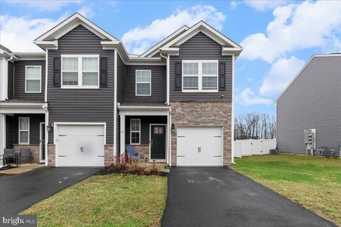 Townhouse For Sale - 14 Peregrine Way<br/> BURLINGTON, NJ 08016