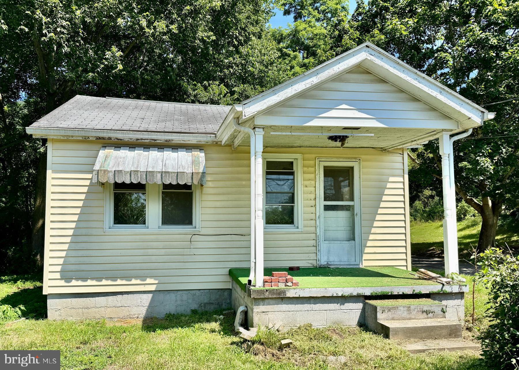 HEY DREAM WEAVER!! THIS 2-BEDROOM 1-FULL BATH BUNGLOW SITS ON OVER A HALF ACRE AND IS READY FOR YOUR ELBOW GREASE! INVESTOR SPECIAL! LOTS OF POTENTIAL AT THIS FANTASTIC LOCATION! GREAT LOCATION FOR A MOUNTAIN GET-A-AWAY, YOUR FIRST FLIP, OR FIRST HOME! CALL AND SCHEDULE YOUR APPOINTMENT TO TOUR TODAY!