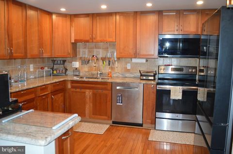 913 MOOREFIELD HILL GROVE SW VIENNA VA 22180