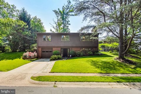 Photo of 6515 E Halbert Road, BETHESDA, MD 20817 (MLS # MDMC2207956)