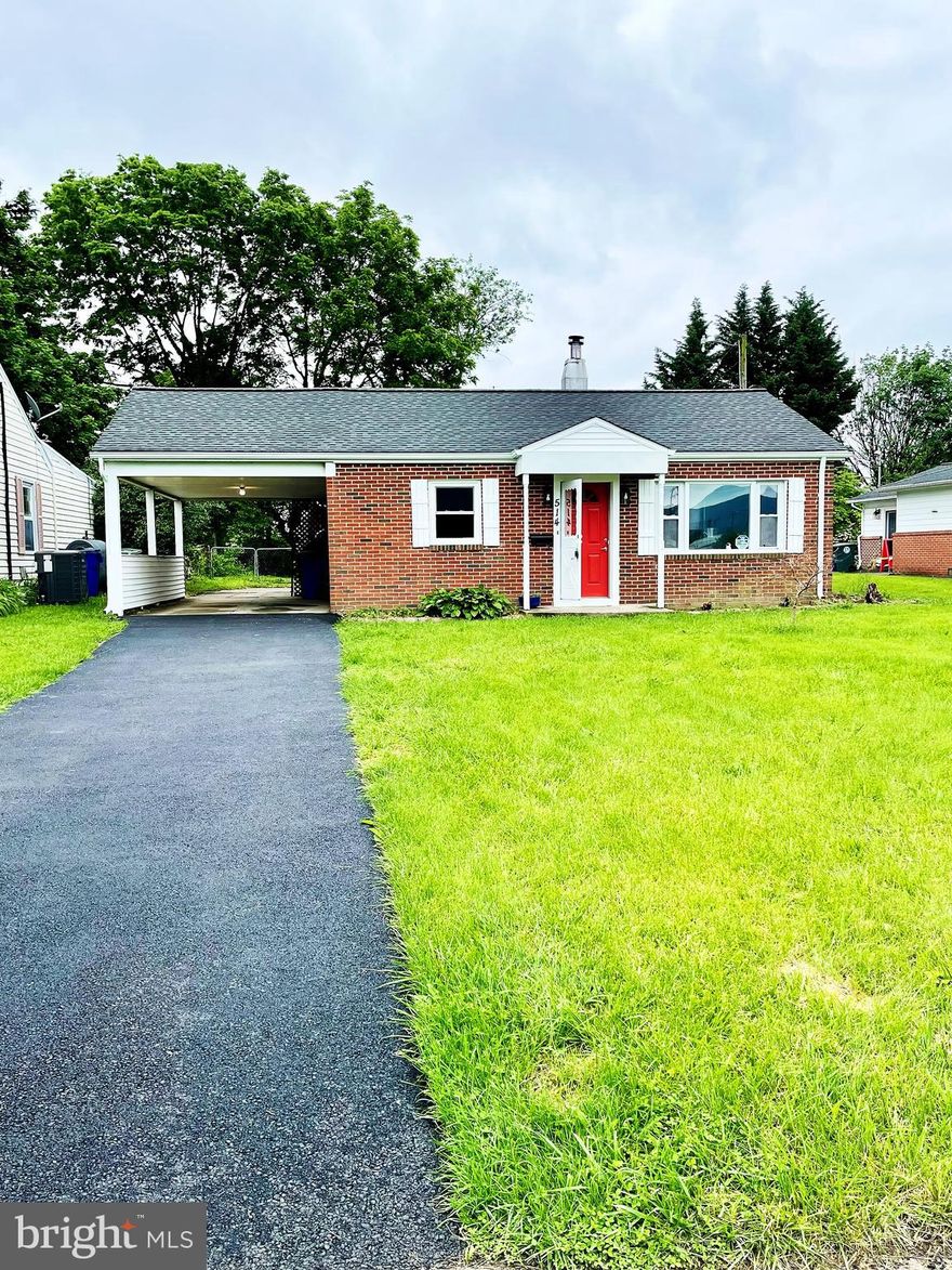 Fresh remodeled open kitchen floor plan 3 bedroom/ 1 bathroom, huge family room. New Floor, paint, New Kitchen cabinets/counter top/stainless steel appliances, new washer dryer in unit.