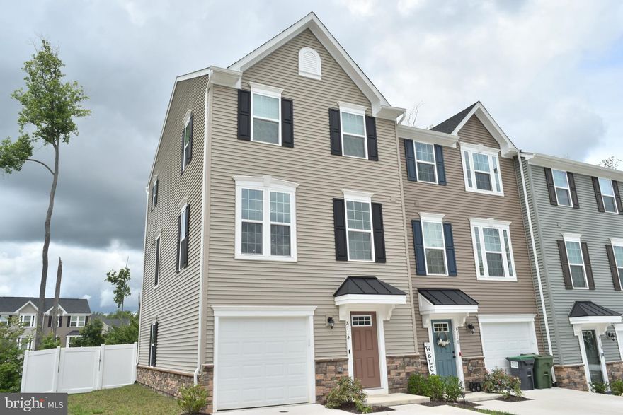 End Unit, Fully Fenced like a brand new home. Big master bedroom with walk in closet, one car garage, open floor plan to the kitchen, living and family room. Composite deck in a nice community is Spotsy