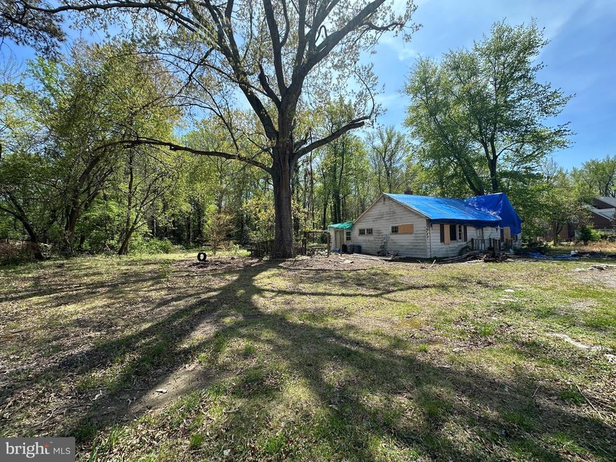 As-IS Condition Clause Required. DO NOT ENTER THE HOME. Build your dream home on this beautiful wooded lot. Believed to be dividable. One and a half blocks to the Potomac River. Public piers. Well water and septic percs for 3 bedroom. Inspected in 2024