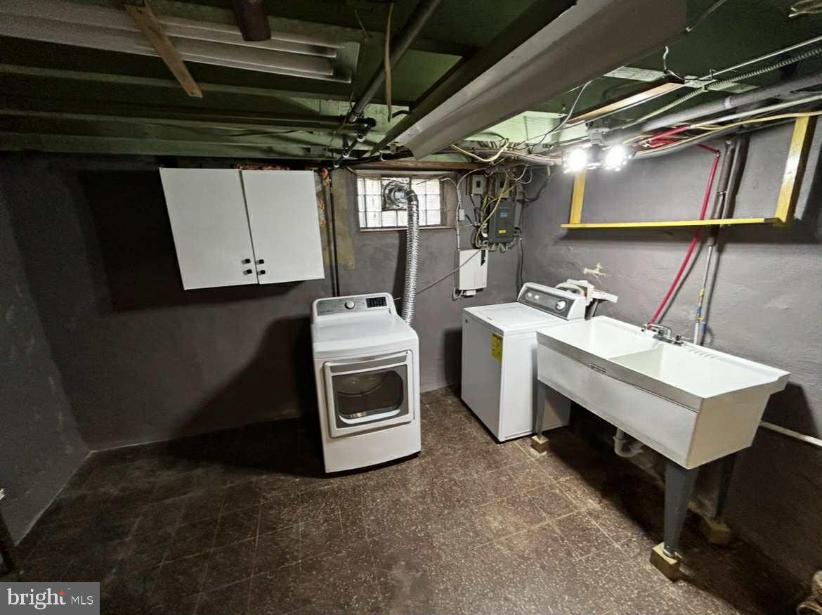 PORT RICHMOND - Residential Lease