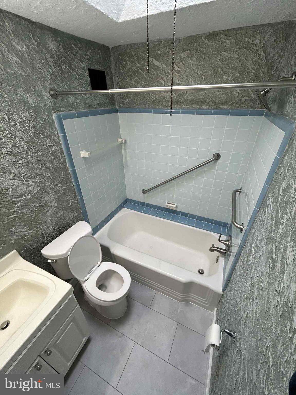 PORT RICHMOND - Residential Lease