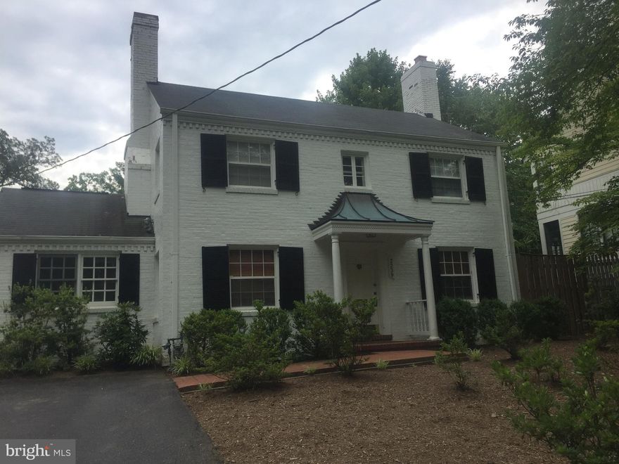 Stately Center Hall Colonial in the heart of N. Arlington. Close to all: GWPwy, Regan National, and major transportation. libraries parks, trails, and shopping. Rent includes yard service & annual HVAC maintenance.New Stainless Steel Appliances in Sept.Rental Application: CheckTo Mcenearney Associates First Month  50.00/person processing; check first month. Please call call for pet restrictions