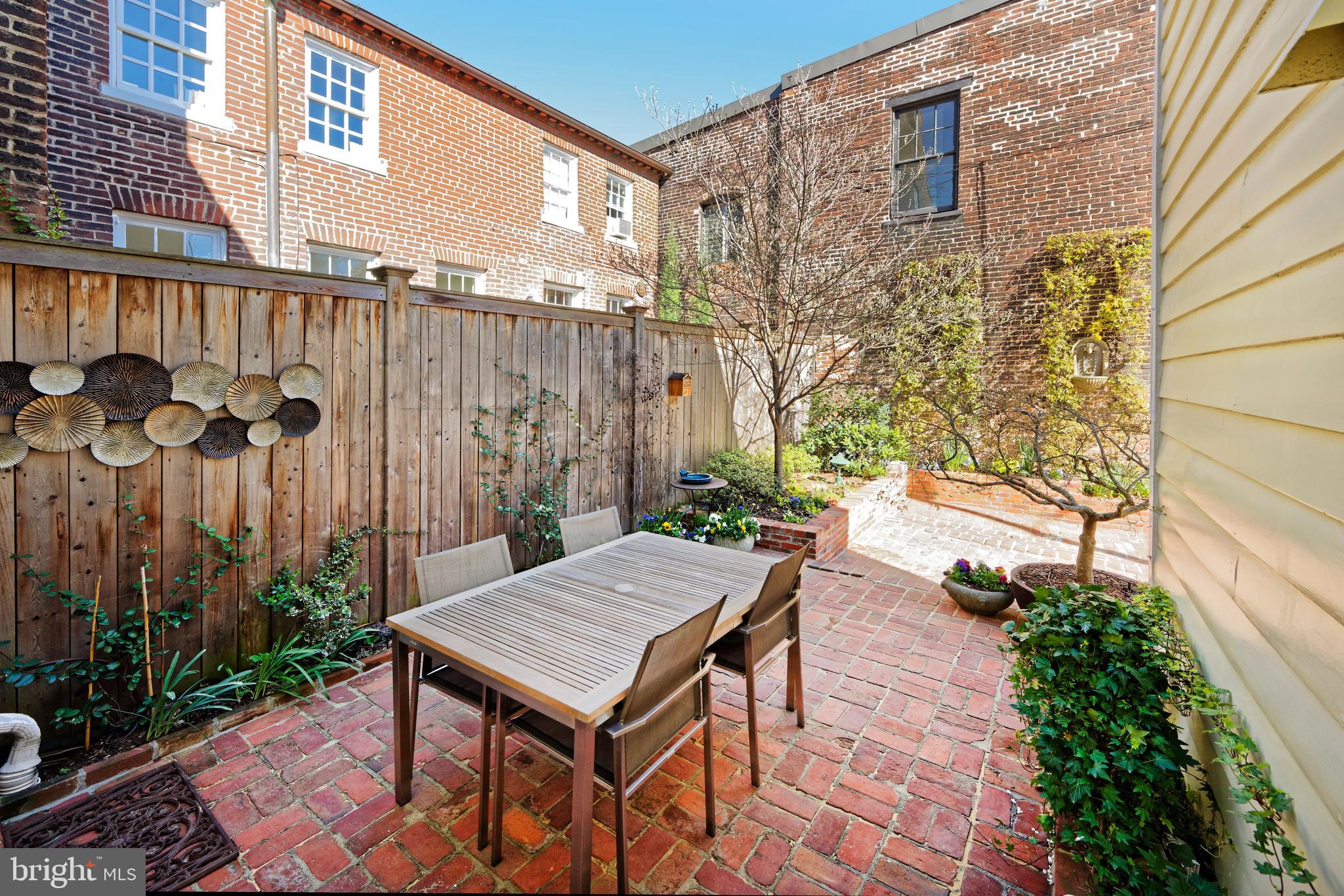 OLD TOWN ALEXANDRIA - Residential