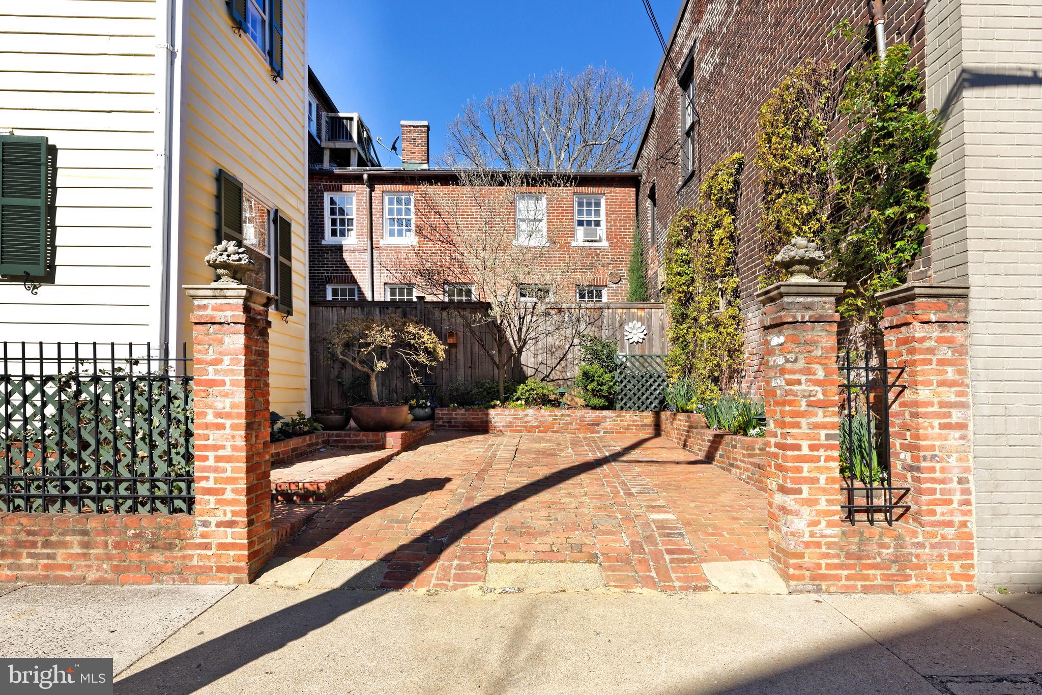 OLD TOWN ALEXANDRIA - Residential