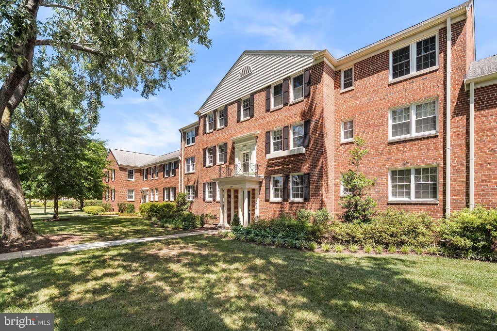 Photo of 6617 E Wakefield Drive #B1, ALEXANDRIA, VA 22307 (MLS # VAFX2325572)