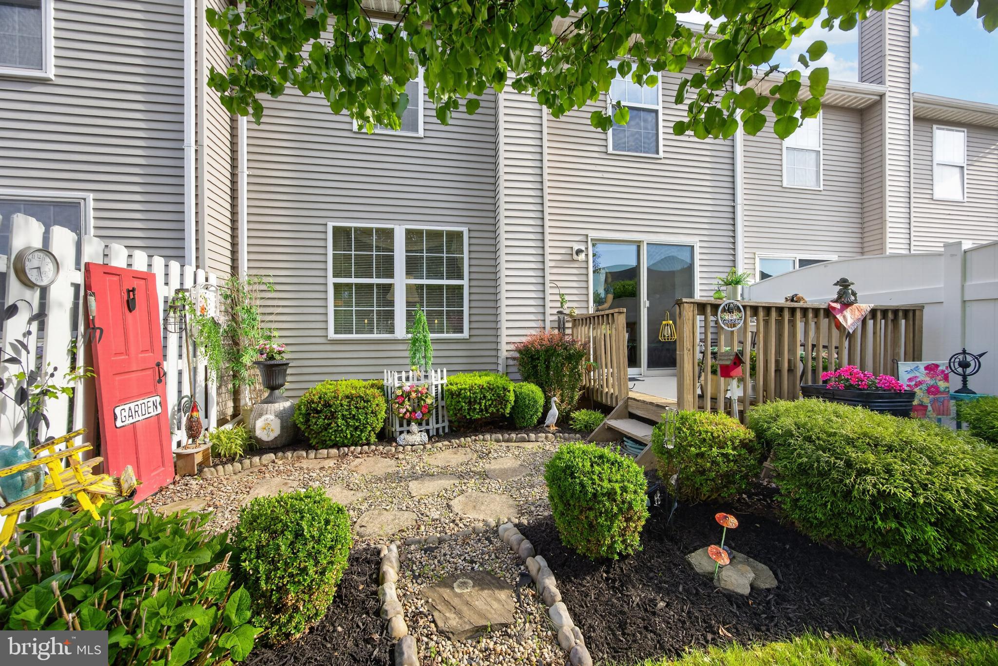 STRAWBERRY FIELDS - Residential