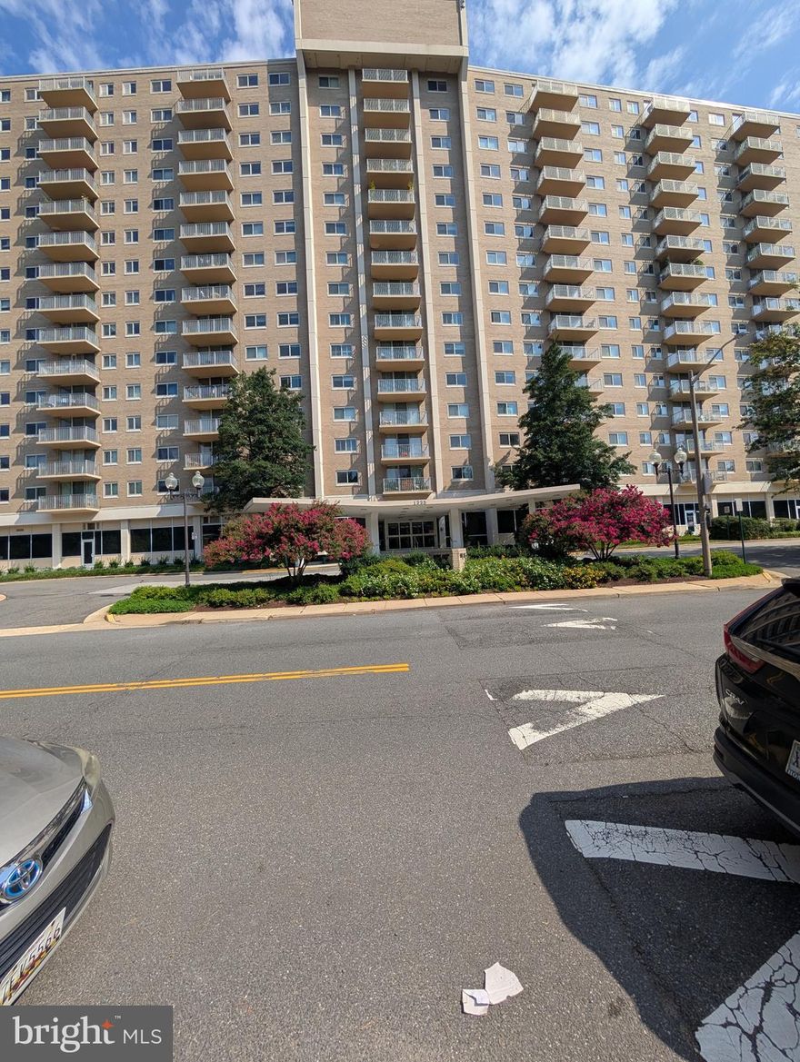 Charming Studio in Parc East at a Wonderful Location ++ Very close to Shirlington Restaurants and Nightlife ++ The Unit is clean and ready to move-in ++ Utilities (Gas, Electric, and Water) are included Rent ++ Amenities include a fitness room, party room, and a large outdoor pool open during the summer ++