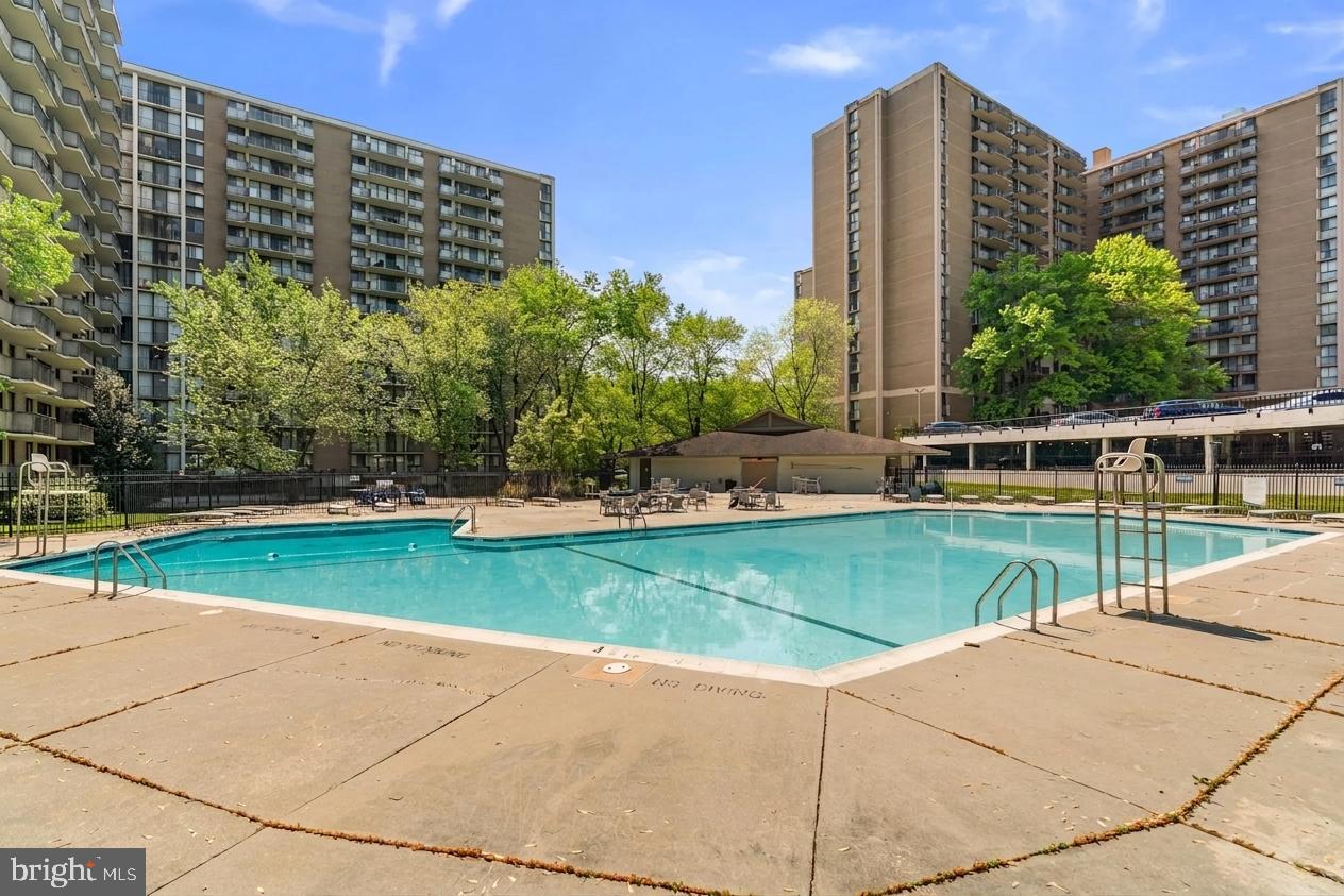TOWERS IN WESTCHESTER PARK - Residential
