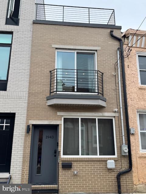 Welcome to 1943 N Mutter Street, Unit #2 – Modern Living in the Heart of Fishtown.
Step into this stylish bi-level 1 bed / 1 bath apartment located on the second floor of a newly built property (2023) in one of Philadelphia’s most vibrant neighborhoods. Designed with both comfort and style in mind, this unit is packed with high-end finishes and thoughtful touches.
Interior Highlights:
A modern kitchen featuring stainless steel appliances, granite countertops, tile backsplash, and soft-close cabinets
Peninsula seating for up to 3—perfect for casual meals or entertaining
Open-concept living room with great natural light
Spacious full bathroom with a sleek walk-in shower
In-unit laundry with a full-size stackable washer/dryer
Split AC/Heating systems throughout for personalized comfort
Upstairs Retreat:
Loft-style primary bedroom with ample space and privacy
Access to a private rooftop deck via sliding glass doors—your own outdoor oasis in the city
Location Perks:
Just steps from everything Fishtown has to offer! Enjoy easy access to:
SEPTA Market-Frankford Line (EL)
Popular restaurants, coffee shops, and bars
Boutique fitness studios and live music venues
Don’t miss your chance to live in a modern, sun-filled home in one of Philly’s most sought-after neighborhoods. Schedule your private showing today!