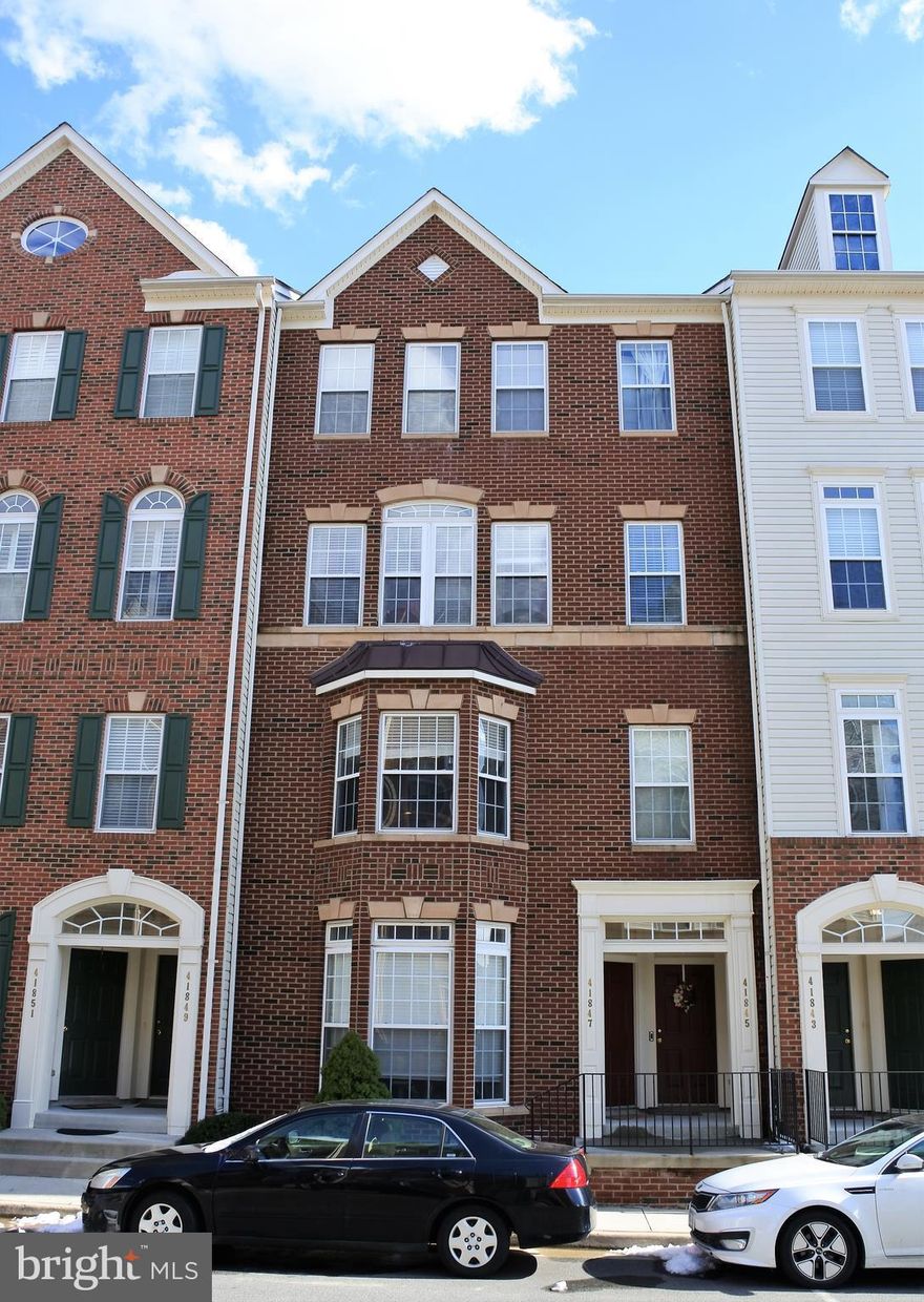 OUTSTANDING TH STYLE CONDO W/OPEN FLOOR PLAN * HUGE LIV RM & DIN RM W/ DECORATIVE COLUMNS * GOURMET KITCH W/ GRANITE COUNTERTOPS & 42" CABINETS * FAM RM ADJOINS KIT * SPACIOUS MBR W/ 2 WALK-IN CLOSETS * MBA W/ SPLIT VANITIES & LARGE SHOWER * UPPER LVL LAUNDRY RM * 1 CAR GAR * PETS (CASE BY CASE)