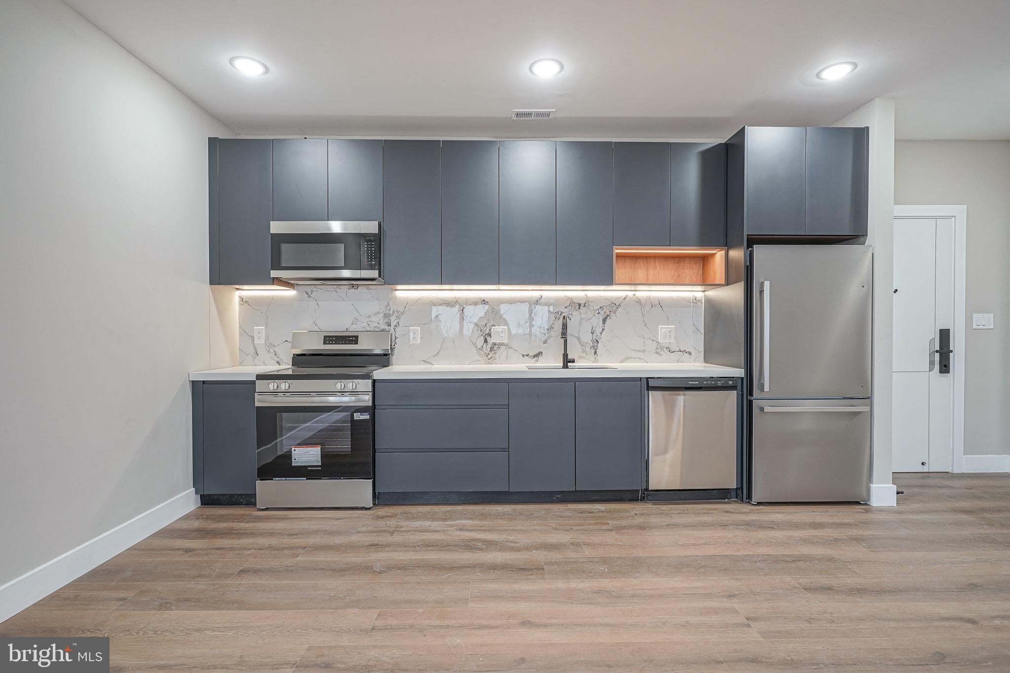 4432 WINGATE STREET 00 304