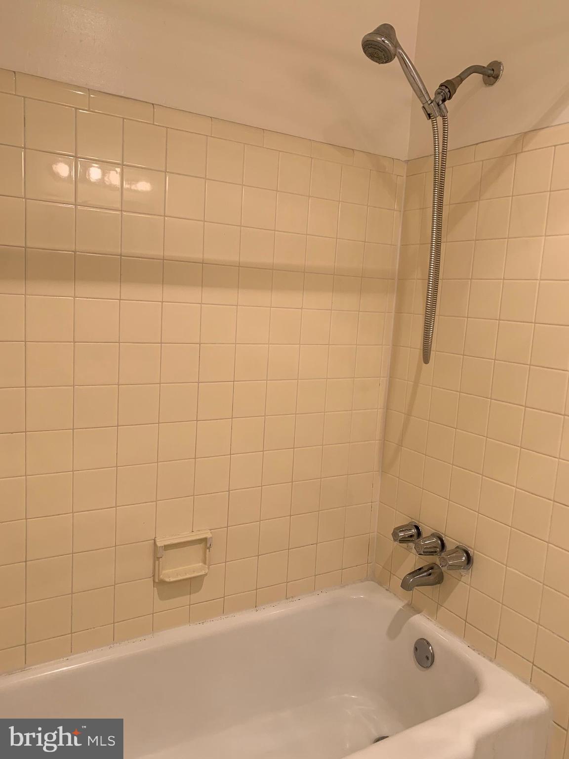 RIVER TOWERS - Residential Lease