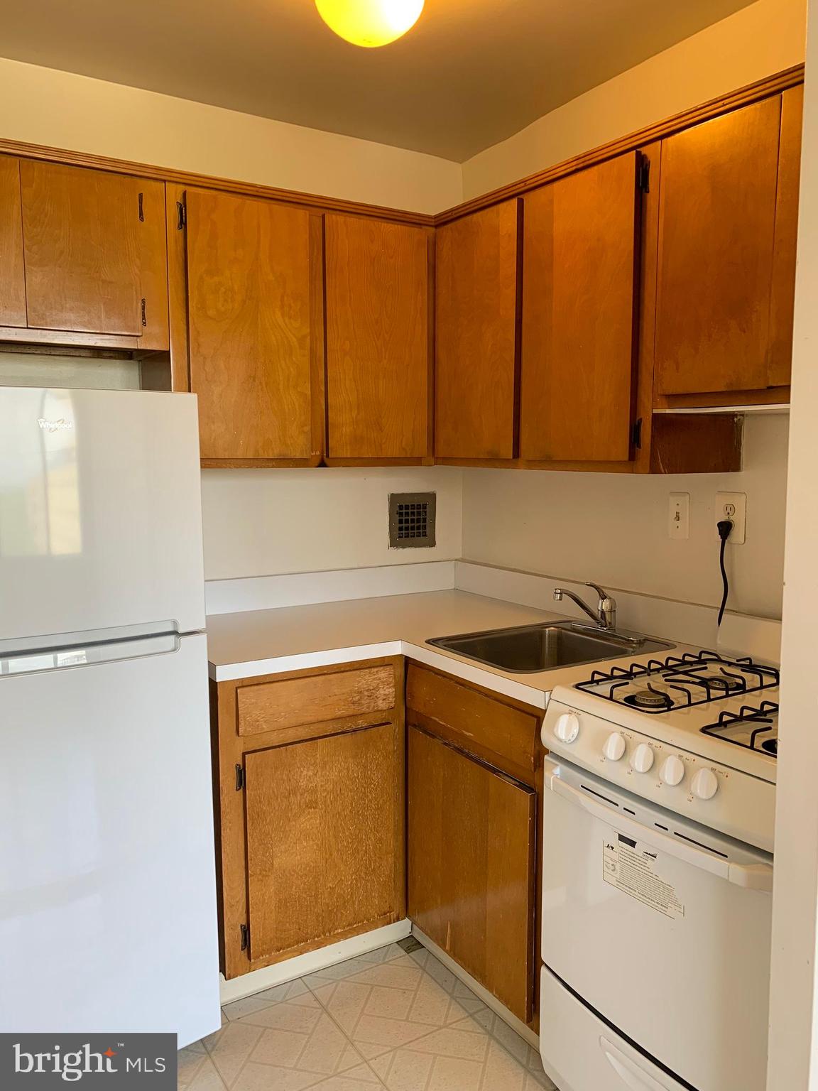 RIVER TOWERS - Residential Lease