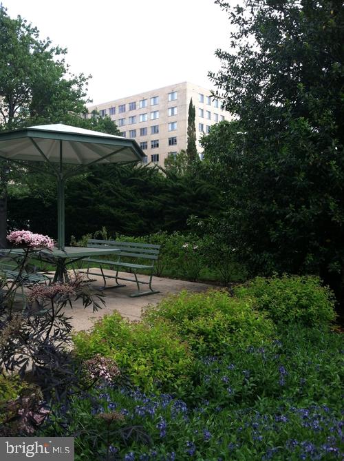 RIVER TOWERS - Residential Lease