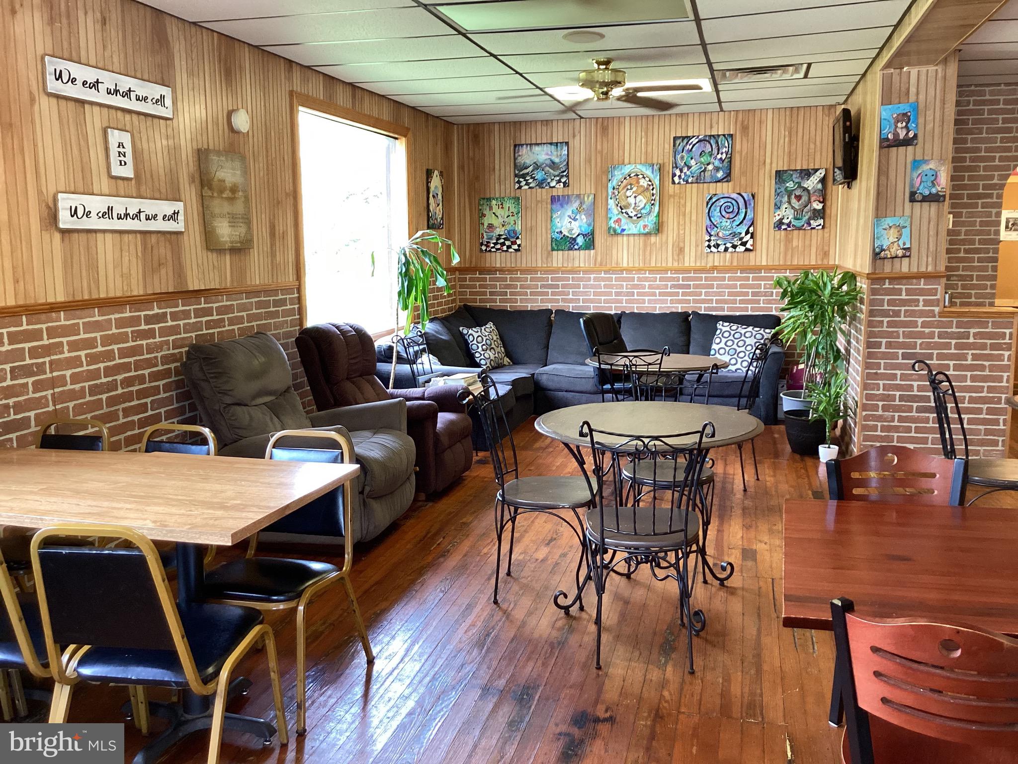 RED LION - Commercial Sale