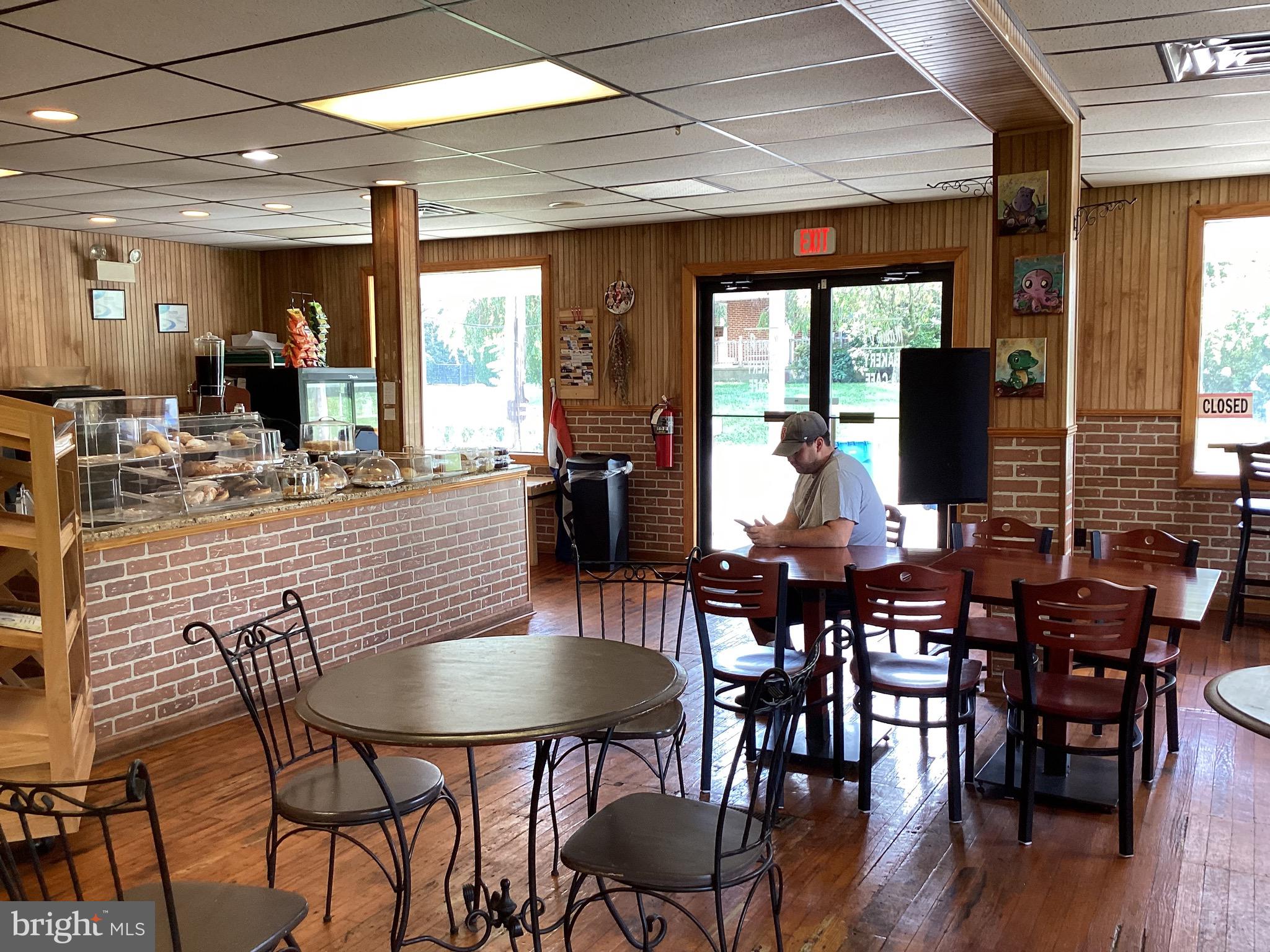 RED LION - Commercial Sale