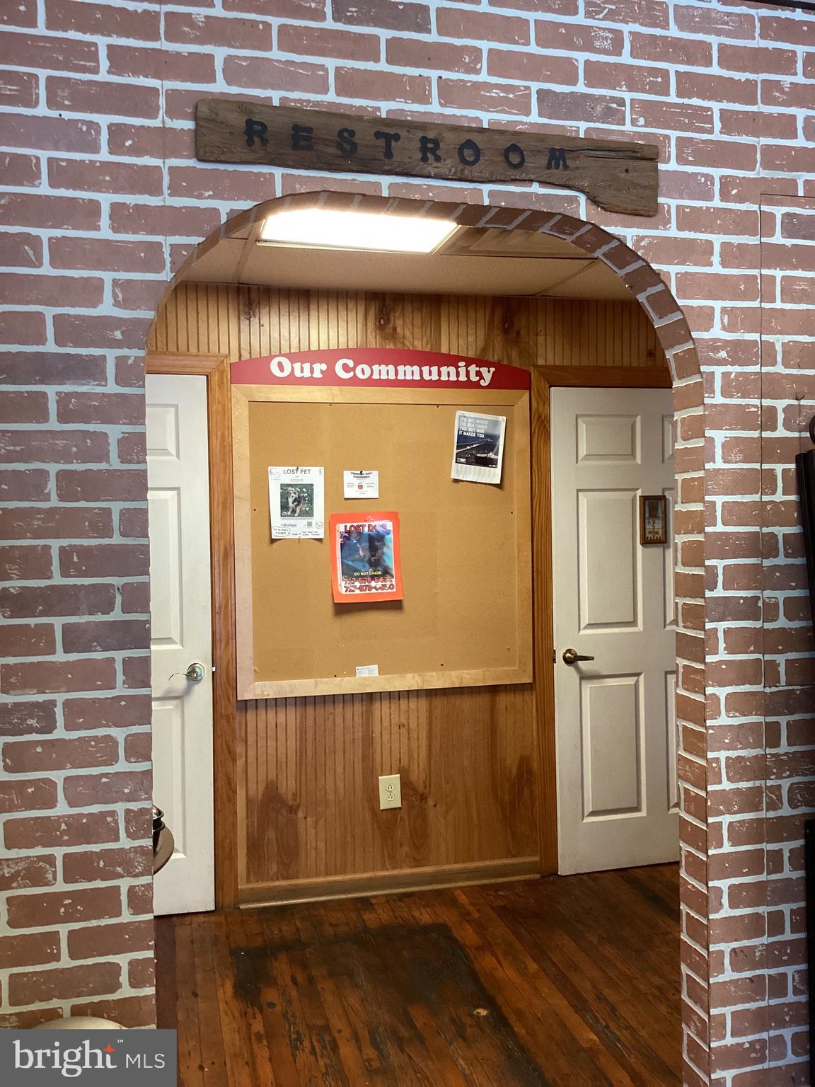 RED LION - Commercial Sale