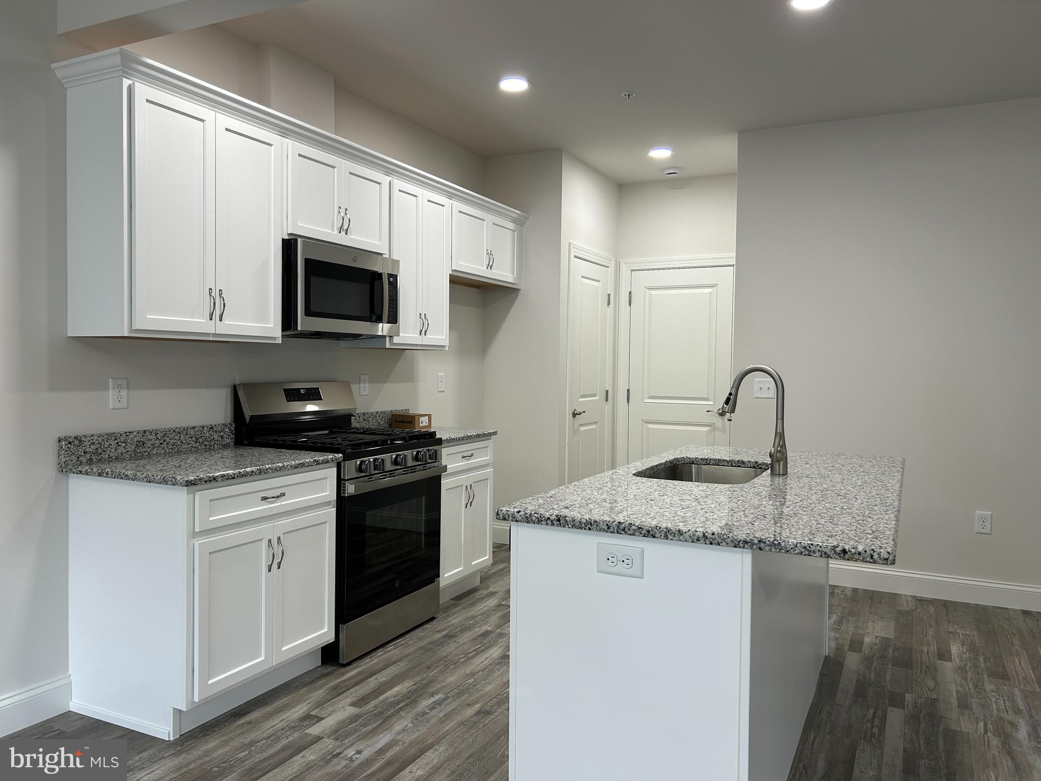 WOODLAND HILLS - Residential