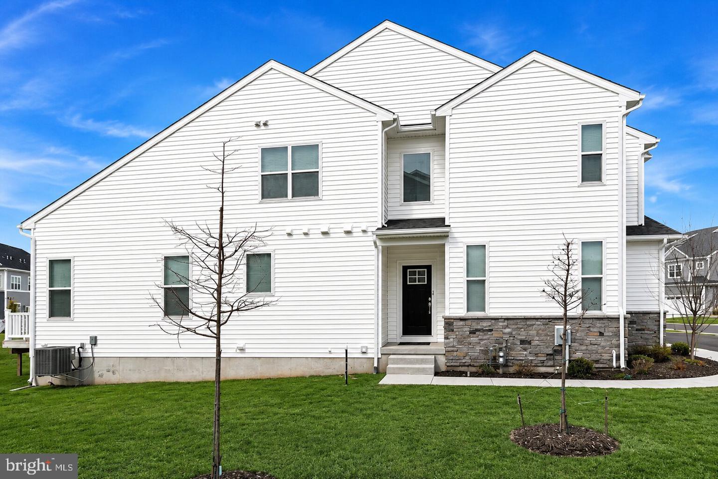 10 LADBROKE DRIVE