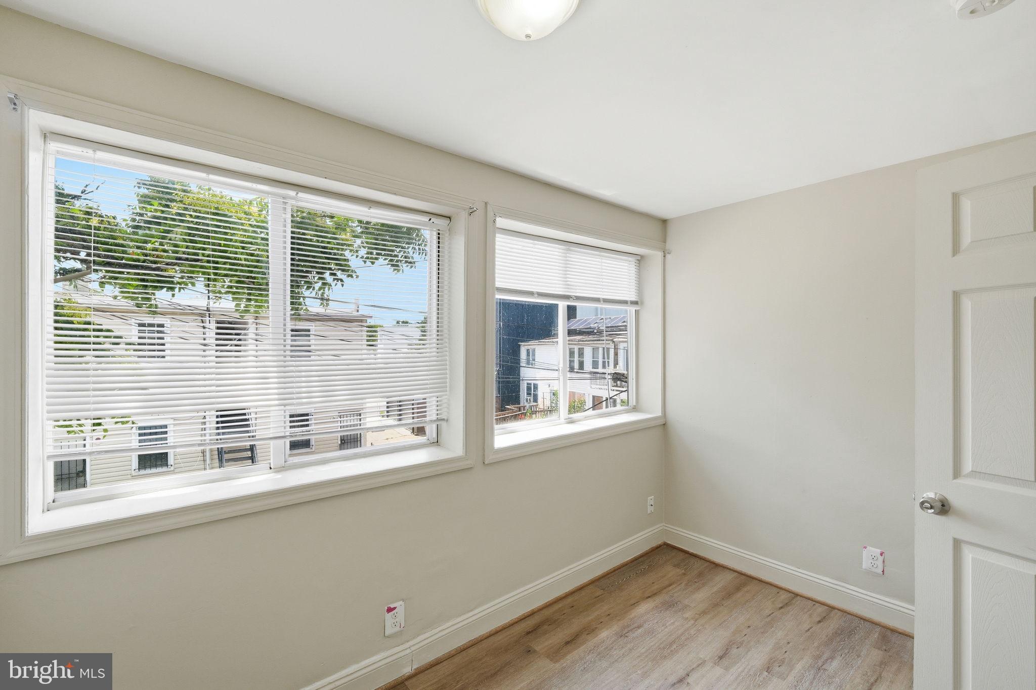 1103 QUEEN STREET NE