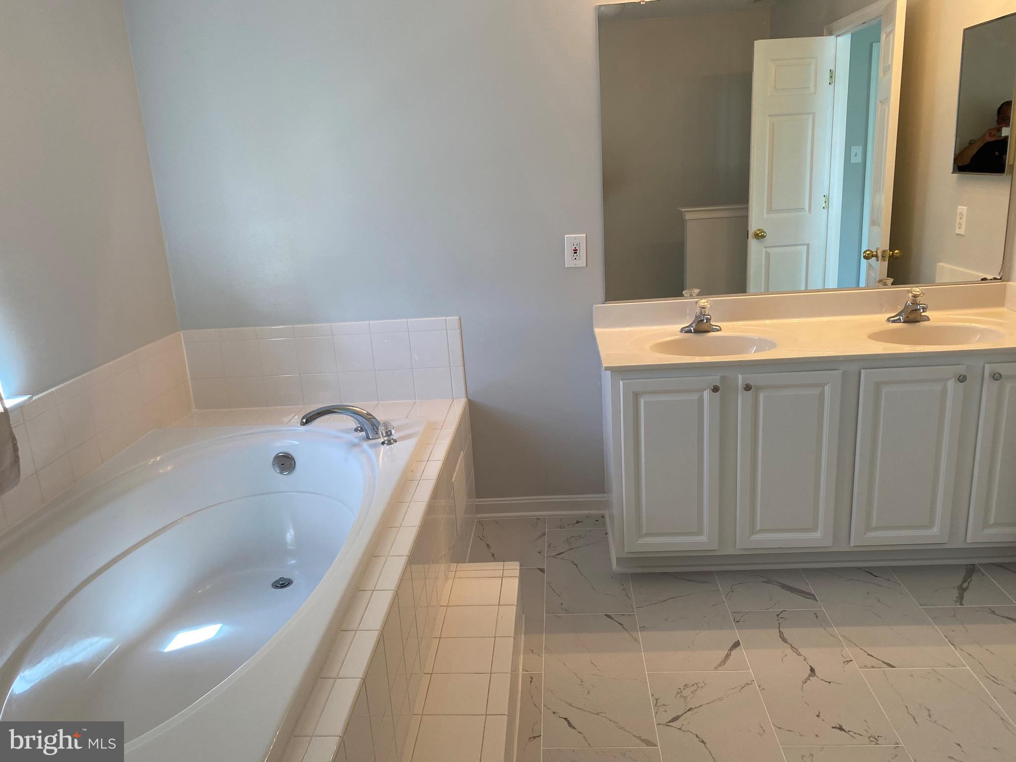 HILLANTRAE - Residential