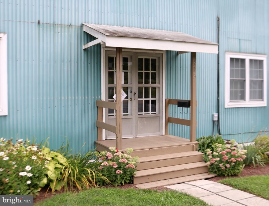 Historic Woodstock - be part of the local downtown events... 
This commercial space is zoned light industrial/commercial space.   Some utilities may be included in the rent. SOUTH END = 900+/- sq ft. $900/month 
South includes a large room plus a rear room with a central bathroom.
Suitable for retail, light manufacturing, art/crafts studio, bicycle sales/service, photography studio, and so much more.  Bring your ideas and take a look.  Plenty of parking