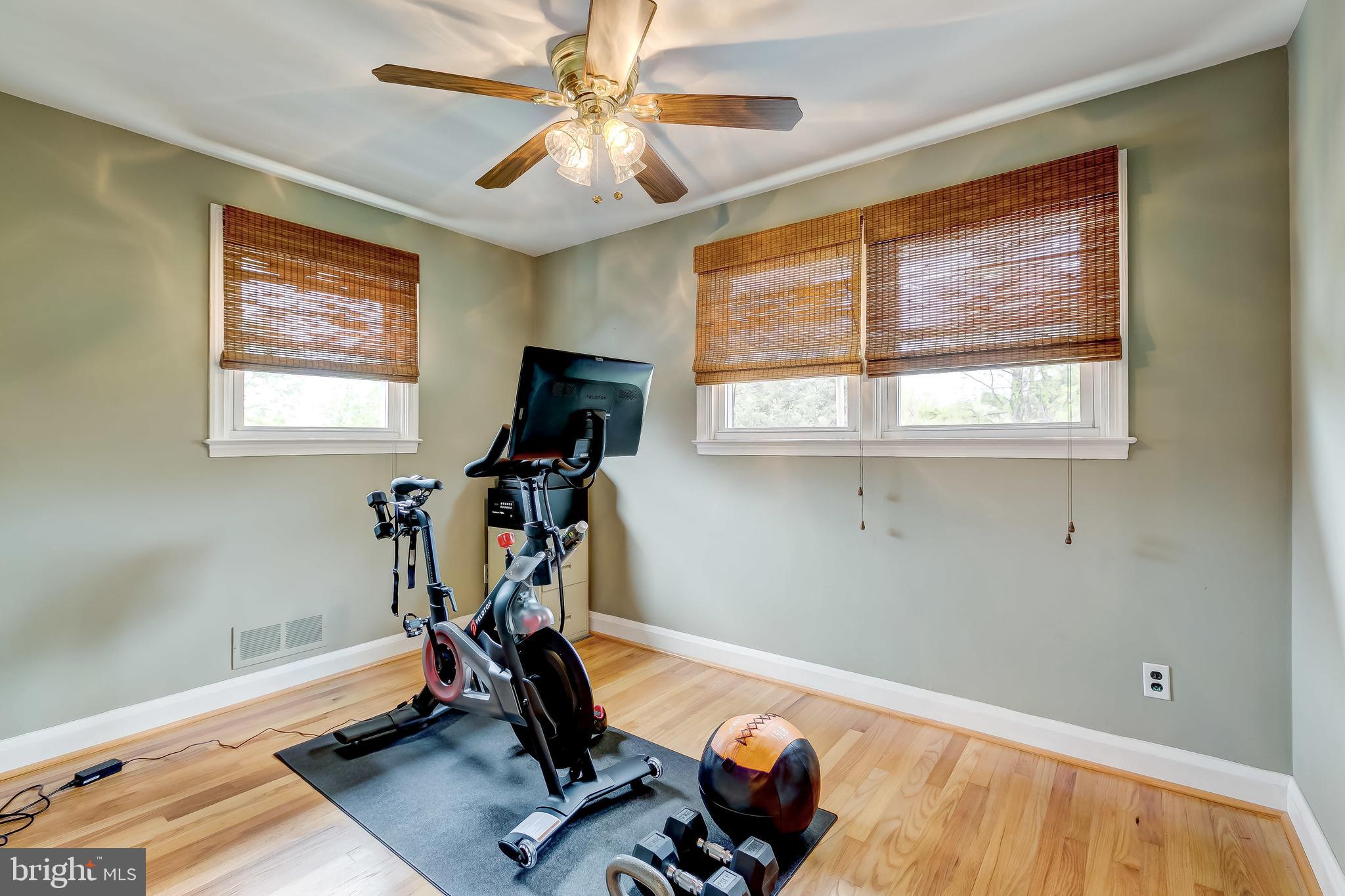 ROLLING HILLS - Residential