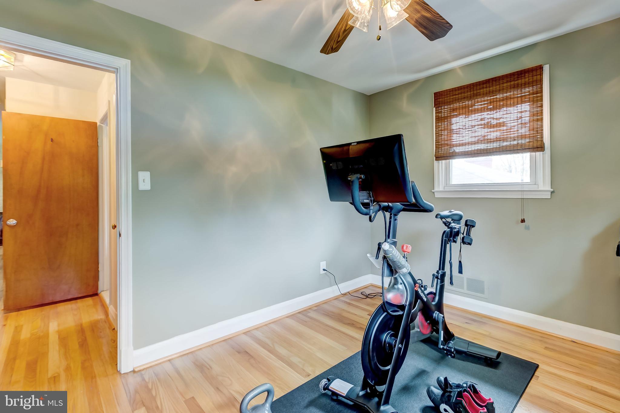 ROLLING HILLS - Residential