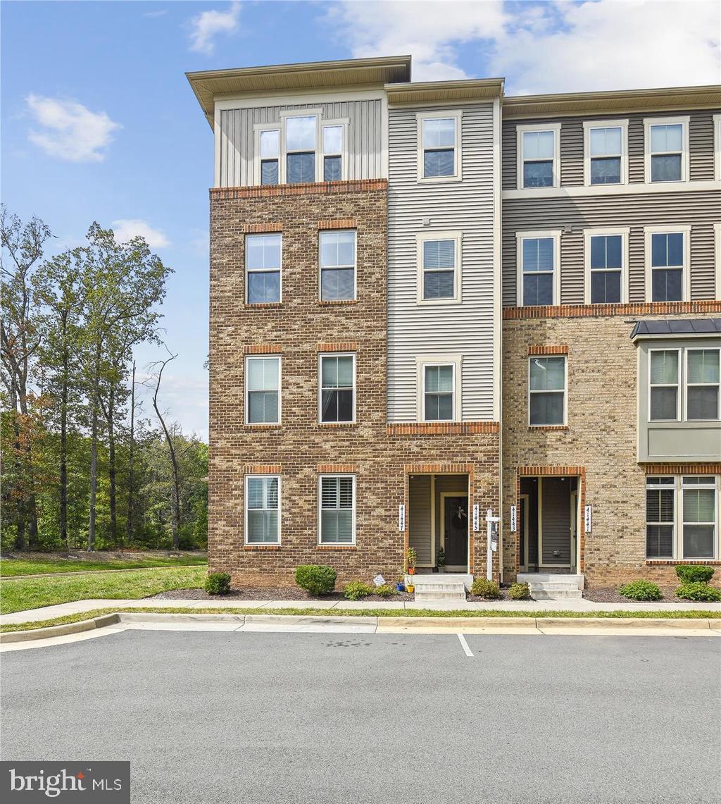 LOUDOUN CROSSING CONDOMINIUM - Residential
