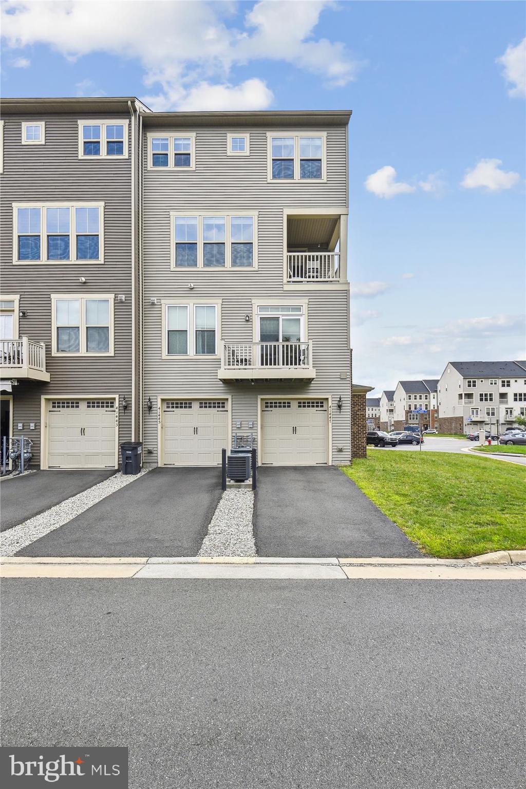 LOUDOUN CROSSING CONDOMINIUM - Residential