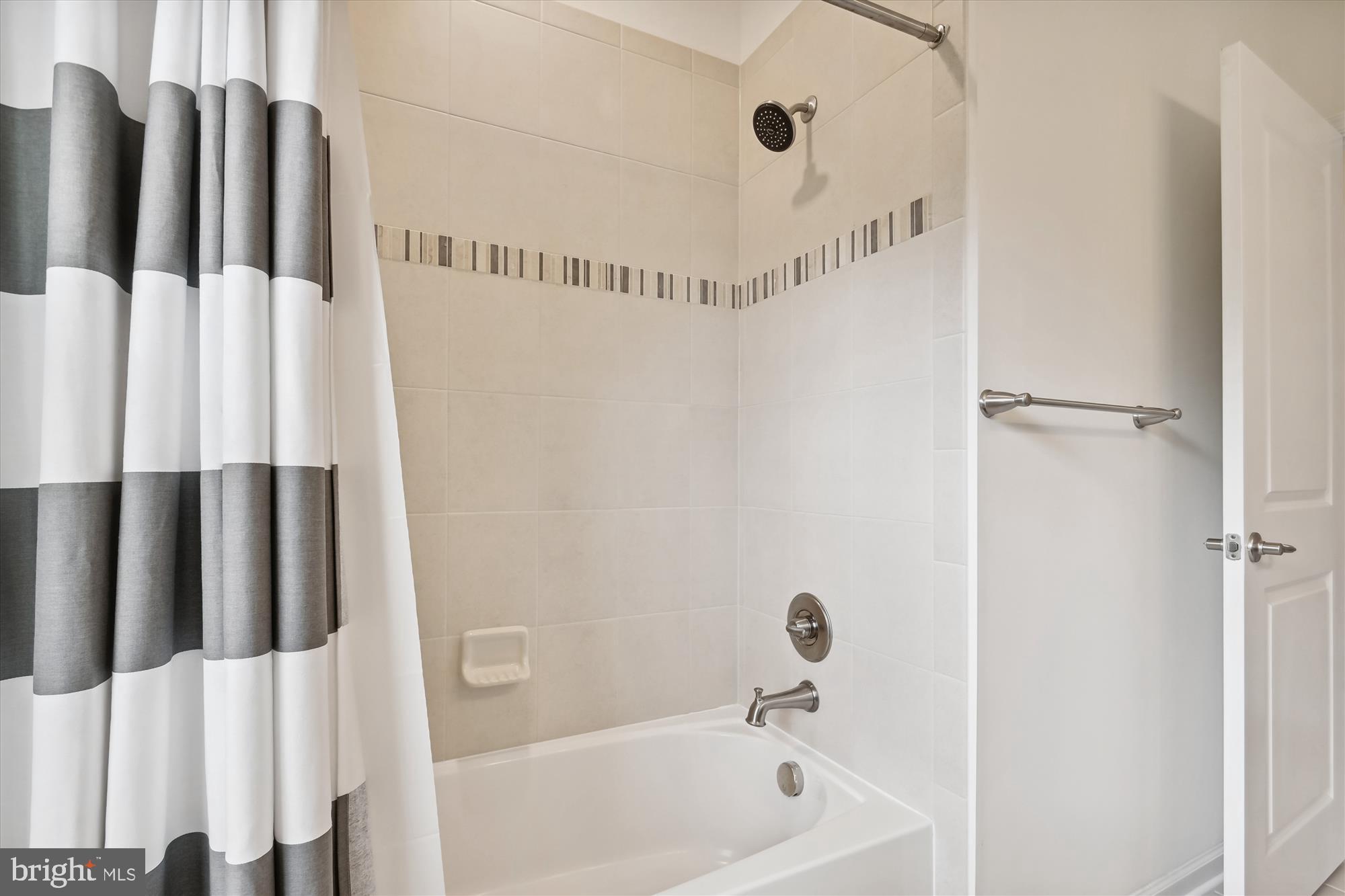 LOUDOUN CROSSING CONDOMINIUM - Residential