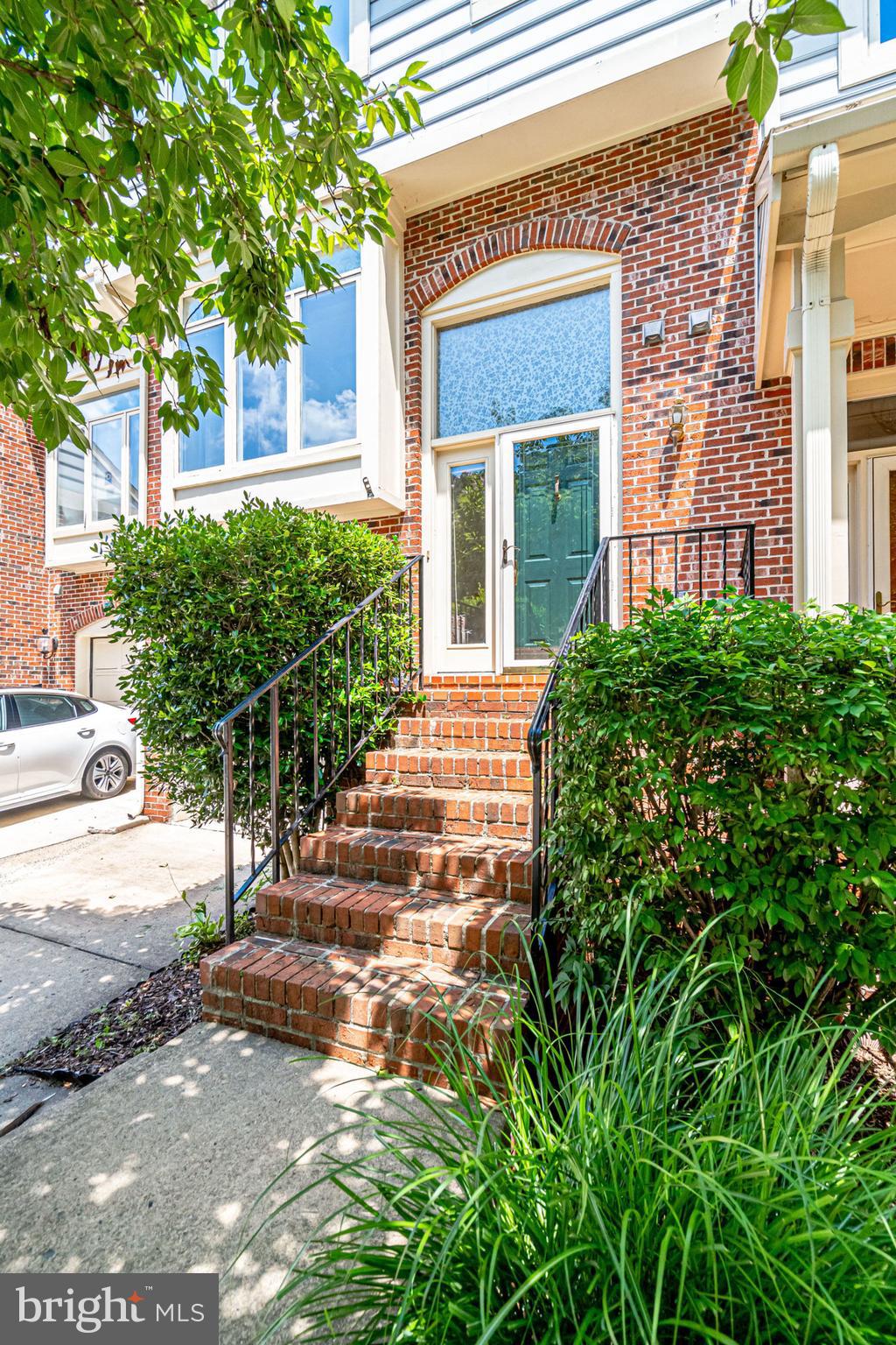 THE TOWNS OF OCCOQUAN MI - Residential Lease