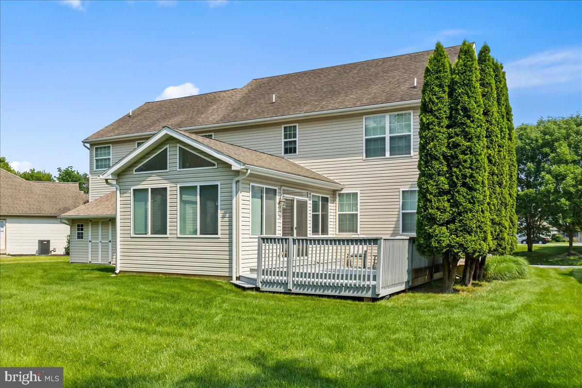 211 WHITE OAK CIRCLE