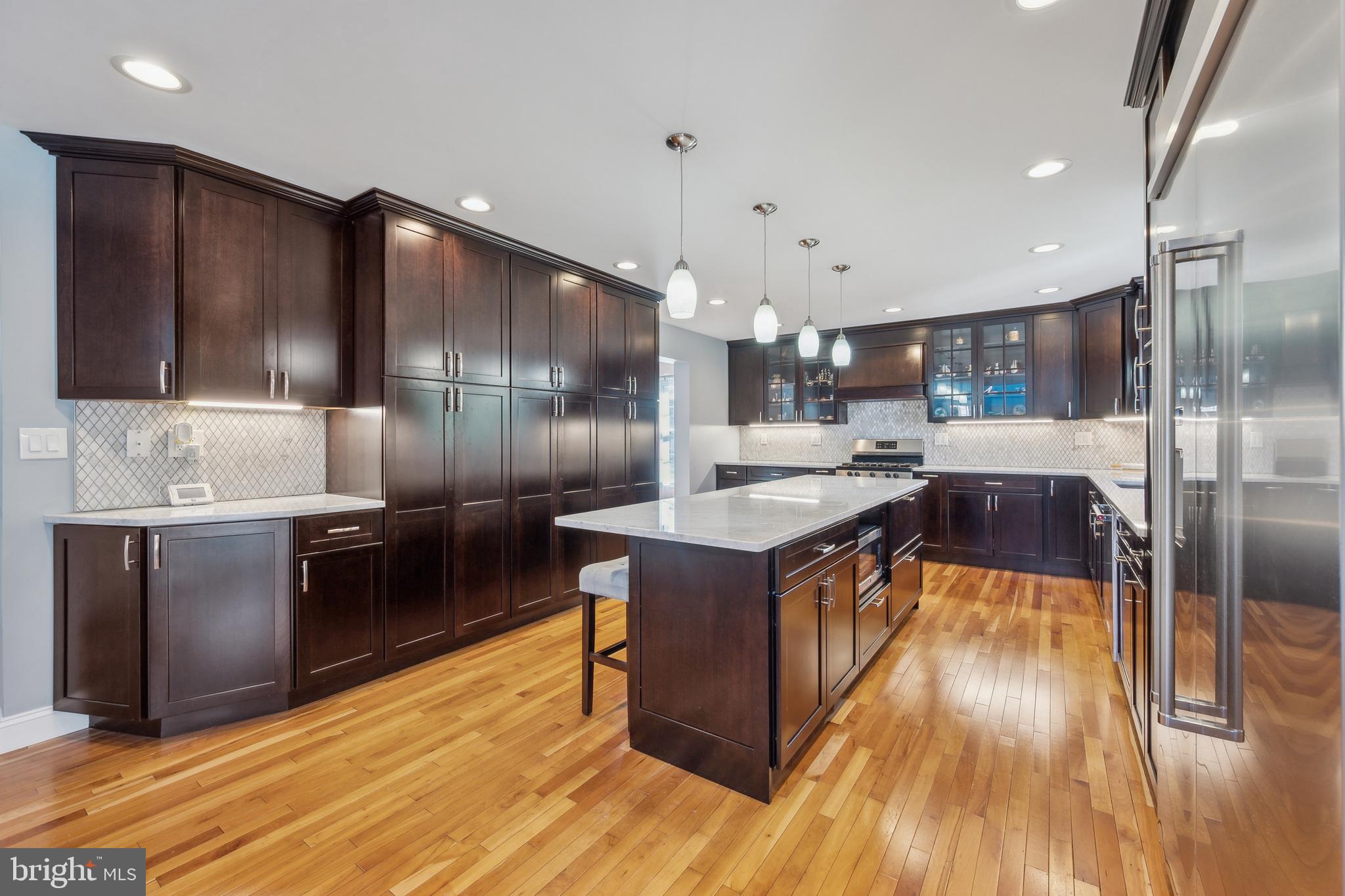 LONGSHORE ESTS - Residential