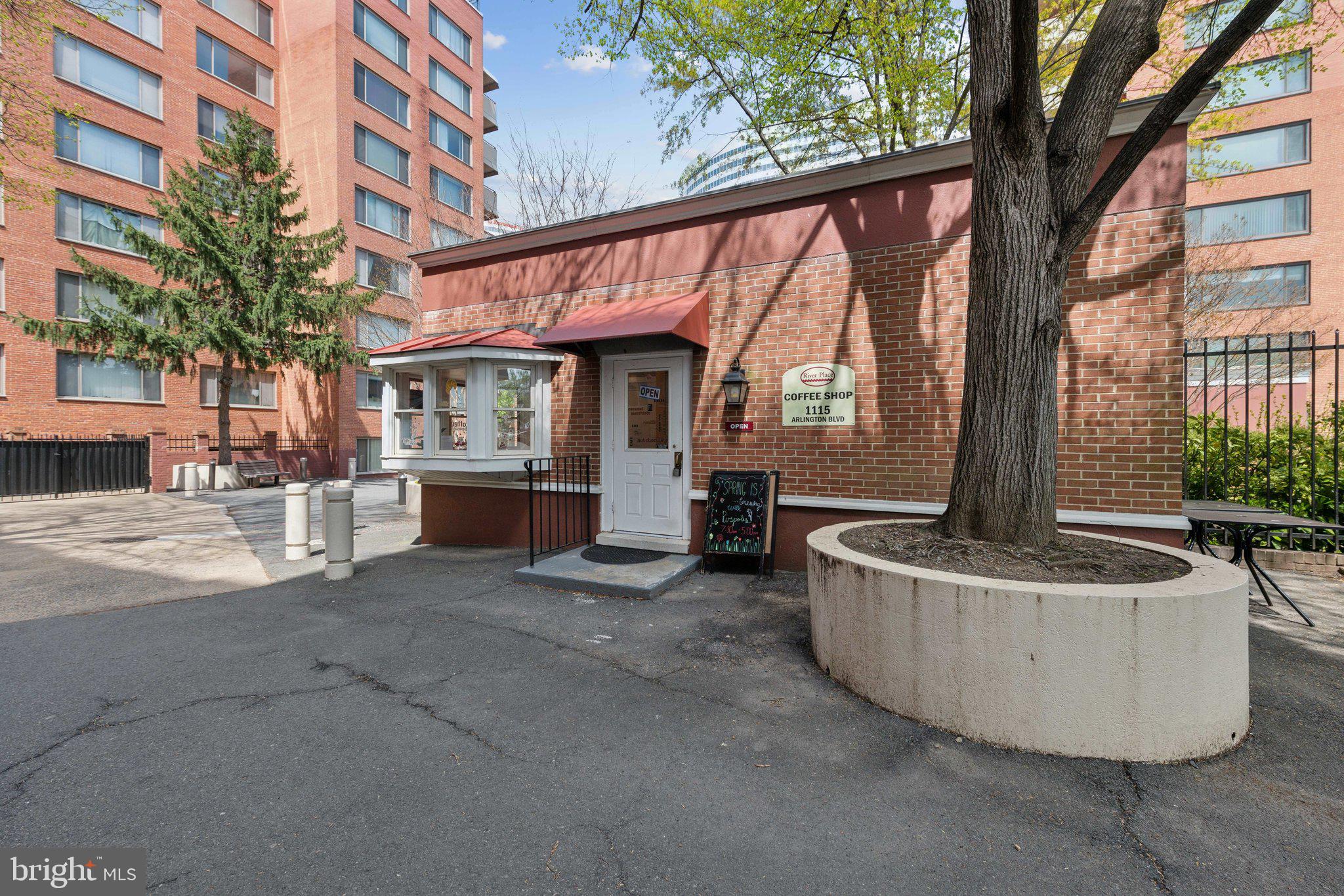 RIVER PLACE - Residential