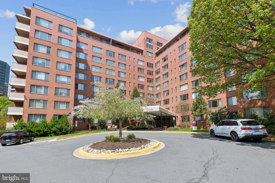 Location Location Location! Spacious light-filled studio located in the River Place. This unit beams with abundant natural light, comes with hardwood floors,  spacious walk-in closet and also conveys with an assigned covered parking space and storage. River Place community has countless amenities including a generously sized  fitness center, large outdoor pool, concierge service, 24-hour security, sauna, playground, grills,  on-site convenience store, coffee shop and barber/stylist. The building is conveniently located near the Rosslyn Metro and just steps to all of the restaurants and shopping Rosslyn  has to offer. Quick walk and or cycle to Georgetown and minutes to Old Town Alexandria.  Fast access to 395, Rt 66, and Reagan National Airport. Location here does't get any better!