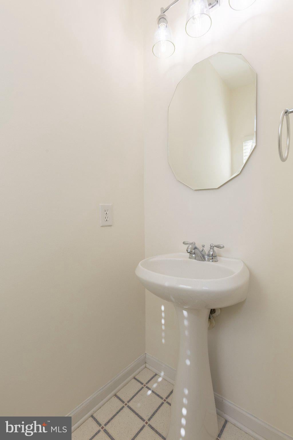 1136 WICKFORD COURT