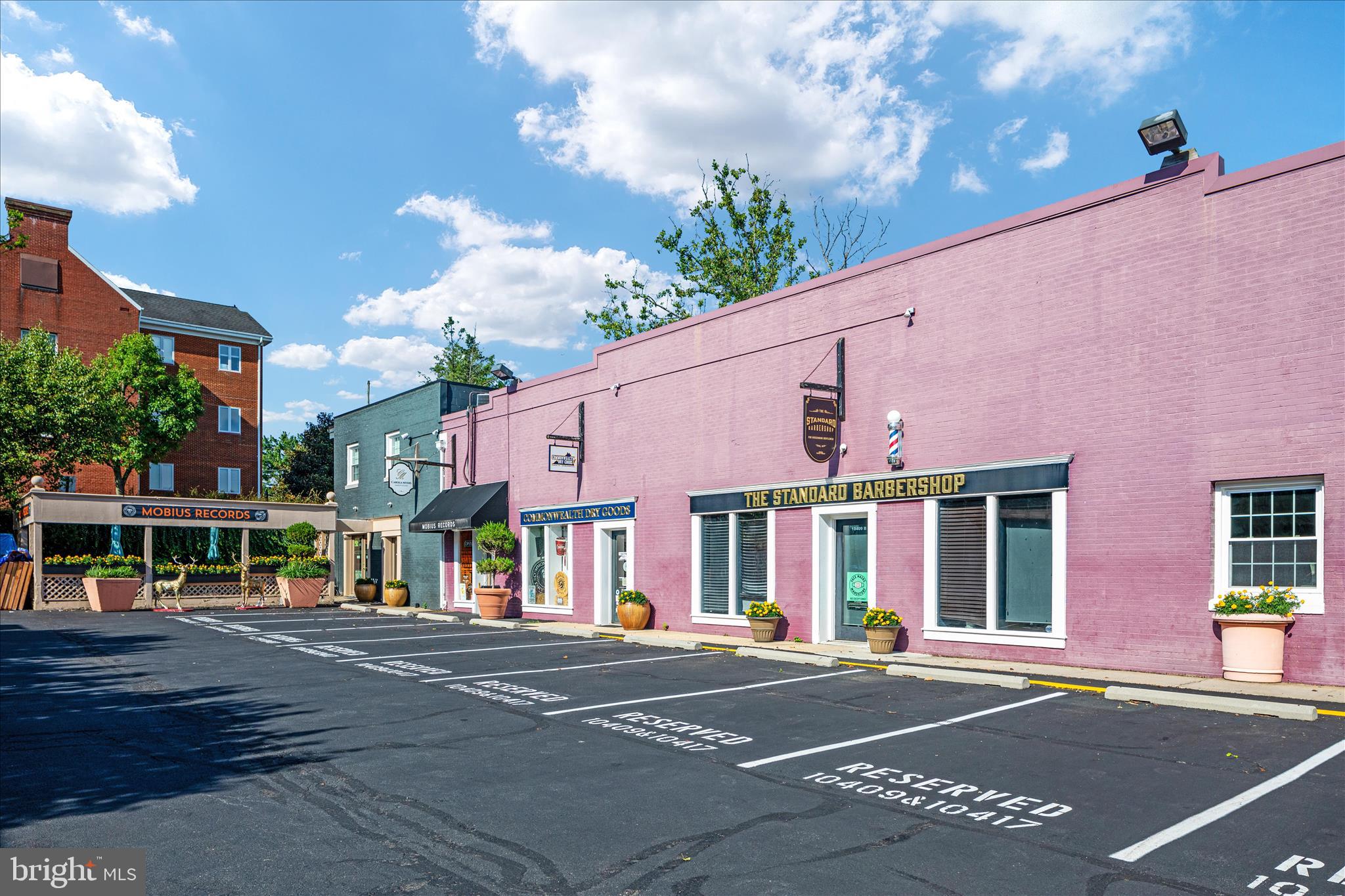 COUNTRY CLUB VIEW - Residential