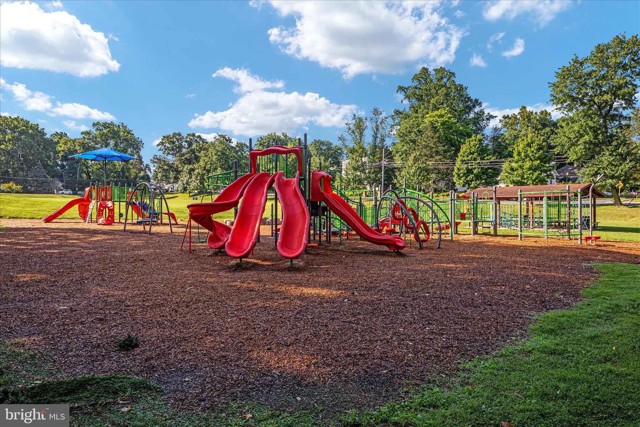 COUNTRY CLUB VIEW - Residential